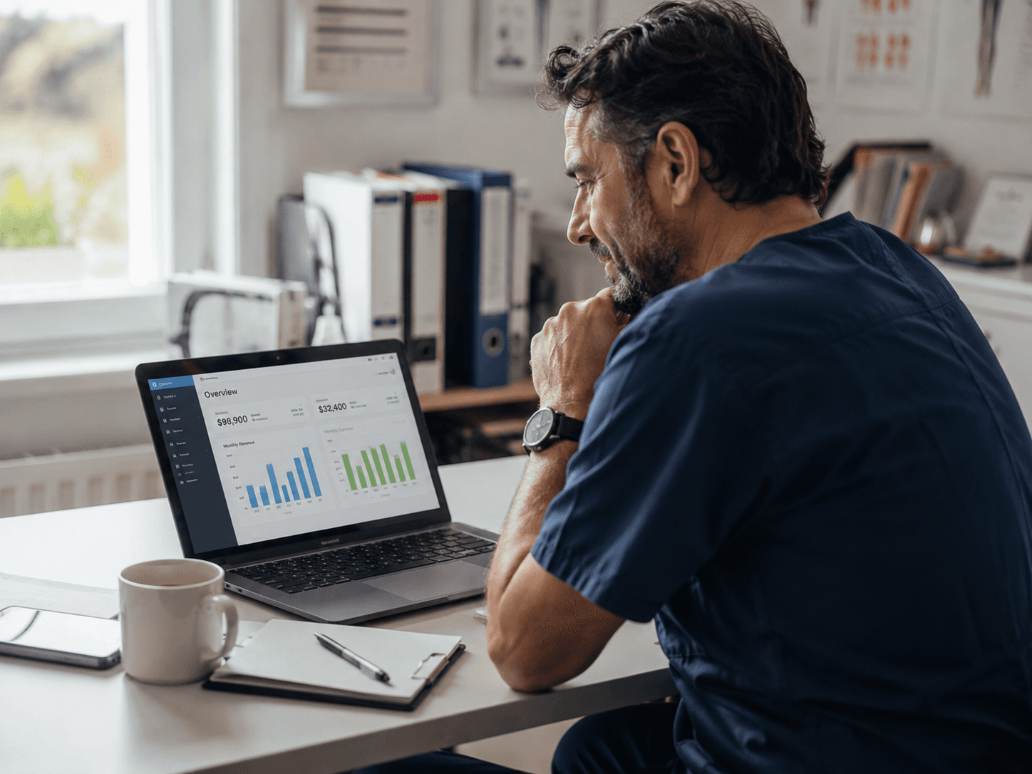 Persona revisando datos en pantalla