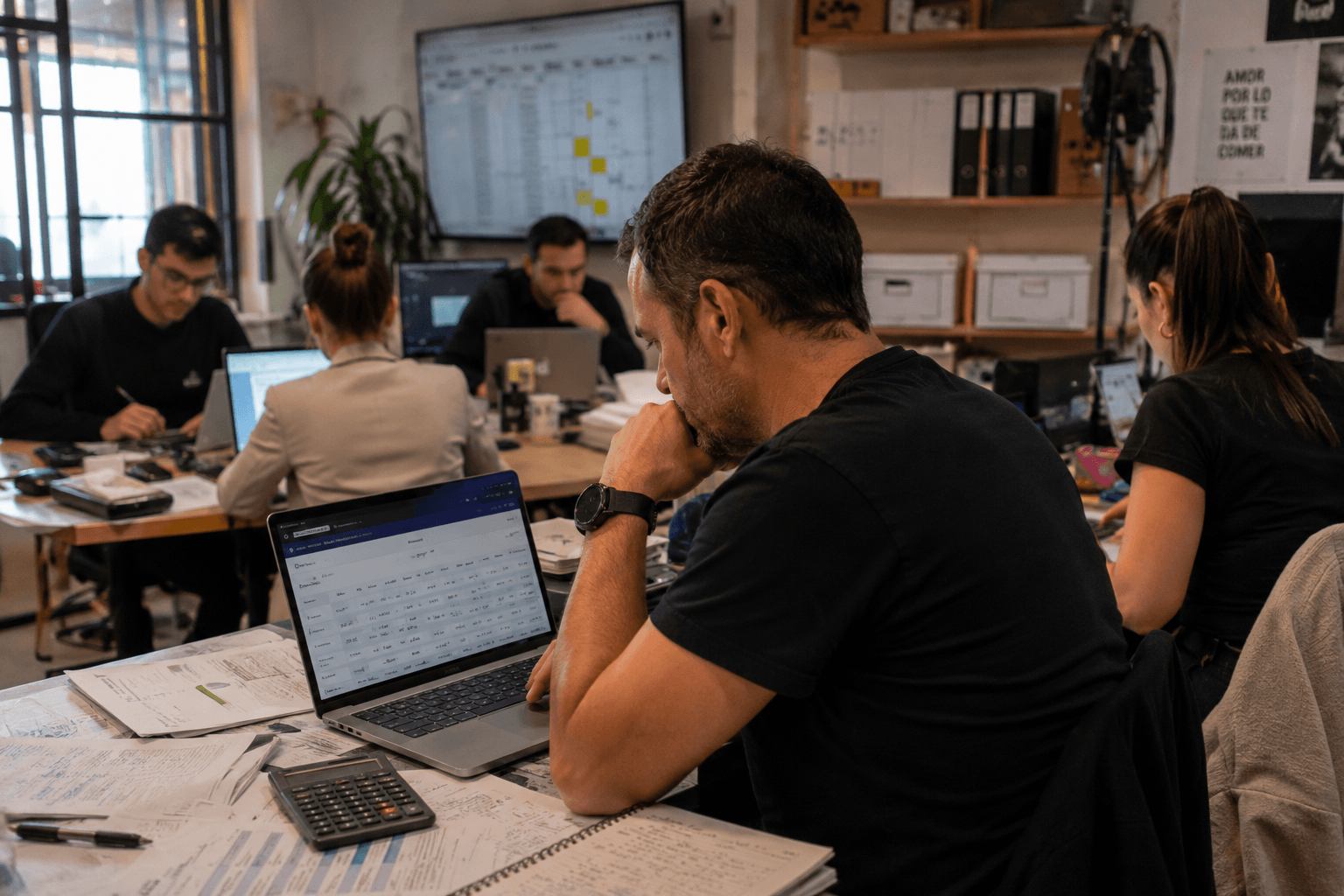 Negocio revisando datos